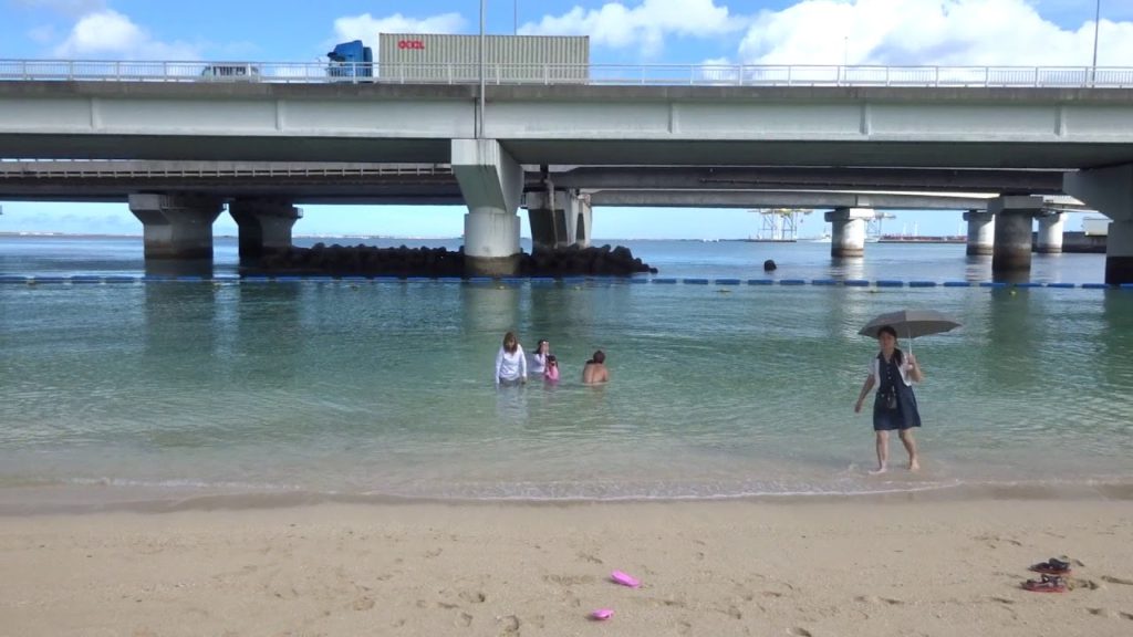 都会の目の前にあるビーチ　沖縄・那覇「波の上ビーチ」