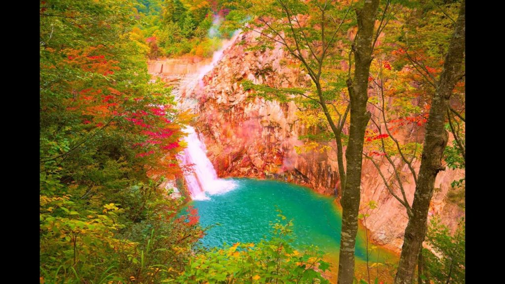 JG☆☆☆4K HDR 岩手 葛根田渓谷の紅葉 鳥越の滝の湯けむりと大岩屋（天然記念物）Iwate Kakkonda Gorge in Autumn