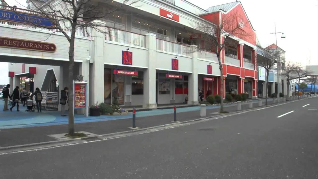 Yokohama Bay Side Marina Outlet Mall
