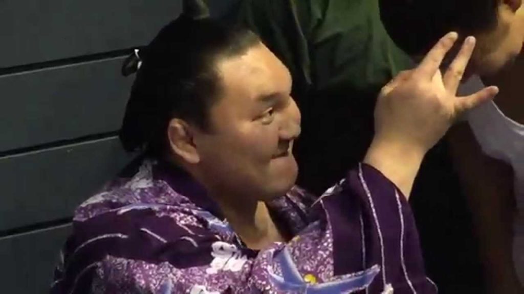 取組後のお茶目な白鵬 Silly Yokozuna Hakuho after the match 取組後のお茶目な白鵬 Silly Yokozuna Hakuho after the match