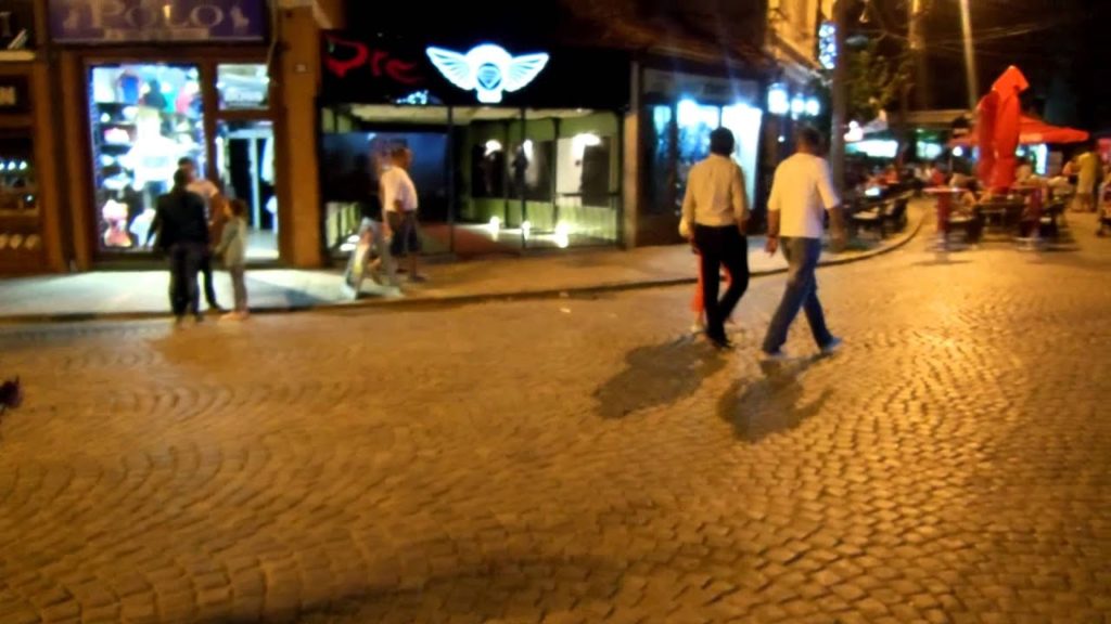 アキーラさん夜の散策①旧ユーゴスラビア・コソボ・プリズレン市街地,Prizren,Kosovo