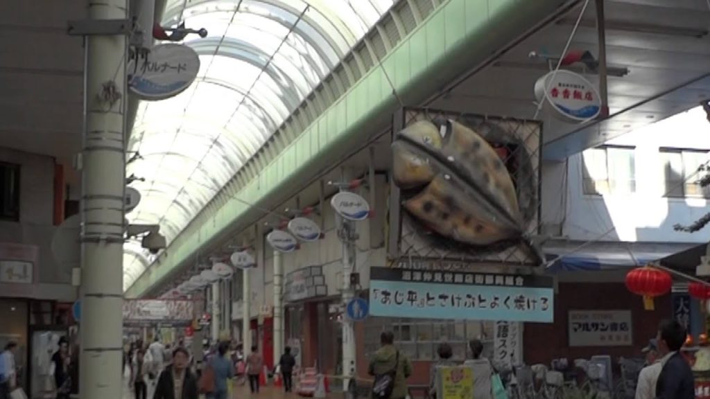 商店街の中心で絶叫するオカシイ人