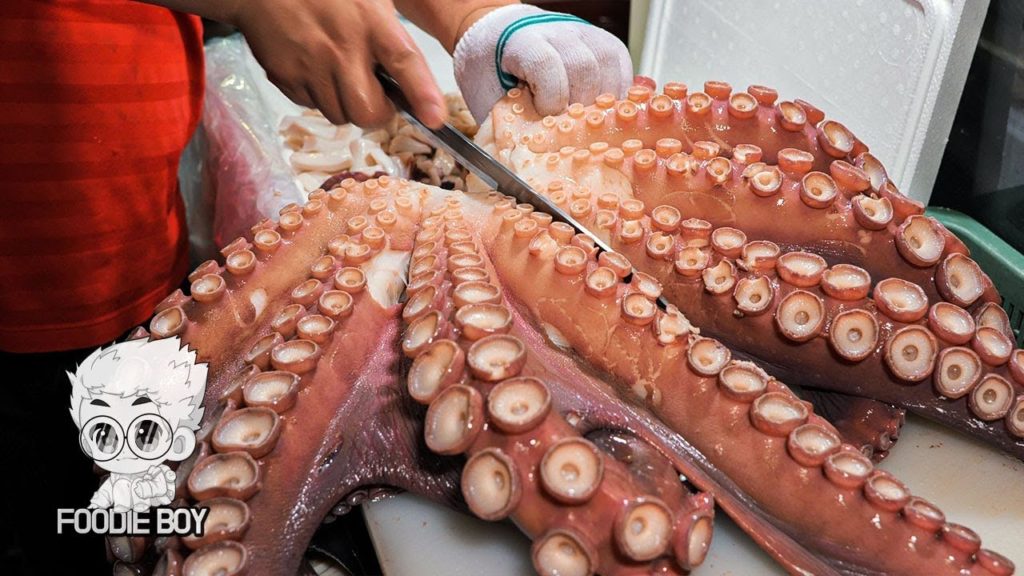 17kg Giant Octopus / Pohang Korea / Korean Street Food / 17kg 대왕문어 / 포항 죽도어시장 17kg Giant Octopus / Pohang Korea / Korean Street Food / 17kg 대왕문어 / 포항 죽도어시장