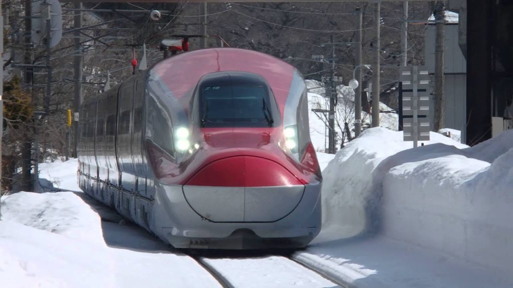 秋田新幹線E6系こまち 男坂踏切通過 Akita Shinkansen "KOMACHI"