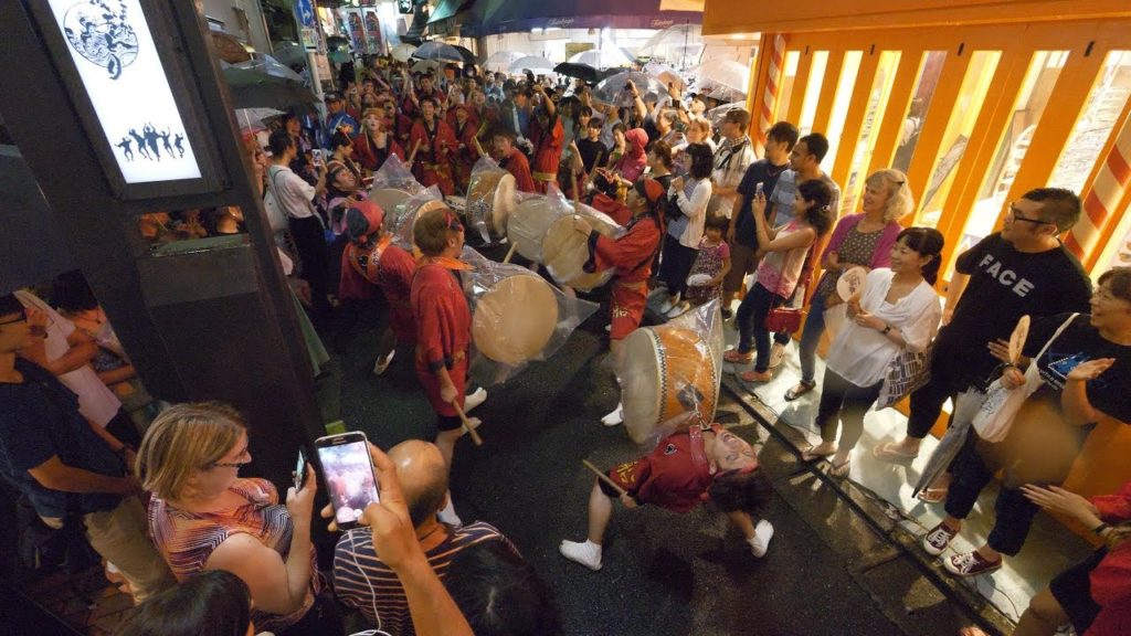 【4K】Fools in the rain. Awa-odori in Tokyo Shimokitazawa.