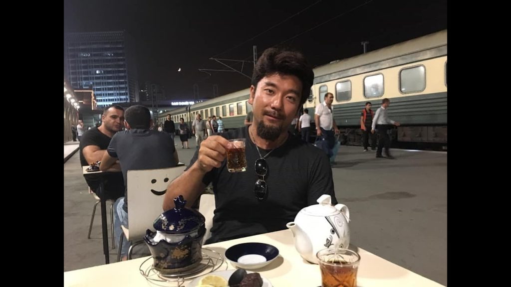 アキーラさん堪能！アゼルバイジャン・バクー鉄道駅！チャイを飲みながらジョージア・トビリシ行き寝台夜行列車を観察！Baku Railway station in Baku,Azerbaijan