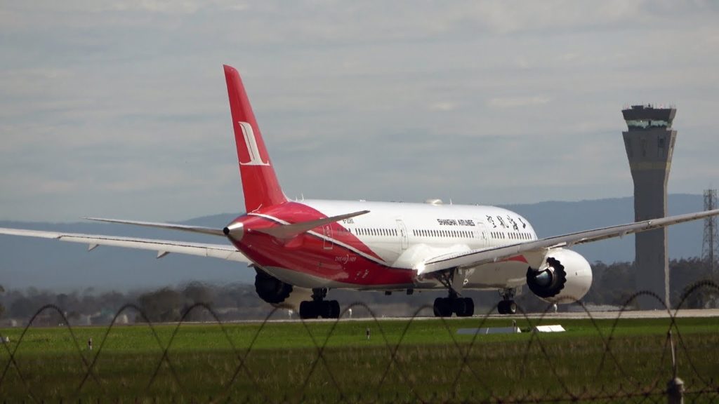 4K View from the end of the runway – Melbourne Airport Planespotting 4K View from the end of the runway - Melbourne Airport Planespotting