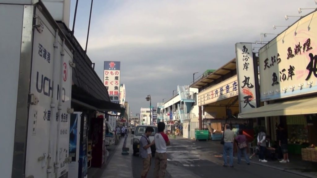 賑わう沼津港付近の飲食店街 Around Numazu port crowded with tourists