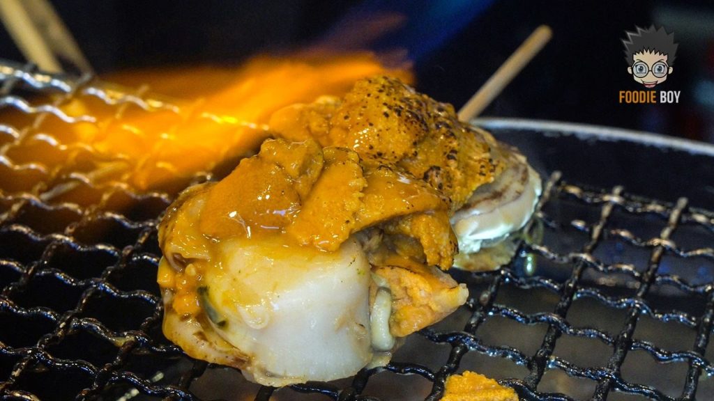 Japanese Street Food | Griiled Scallop with Sea Urchin in Tsukiji Fish Market, Tokyo Japan
