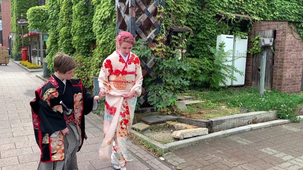 A beautiful mom and a cool boy have a kimono experience in Hakodate