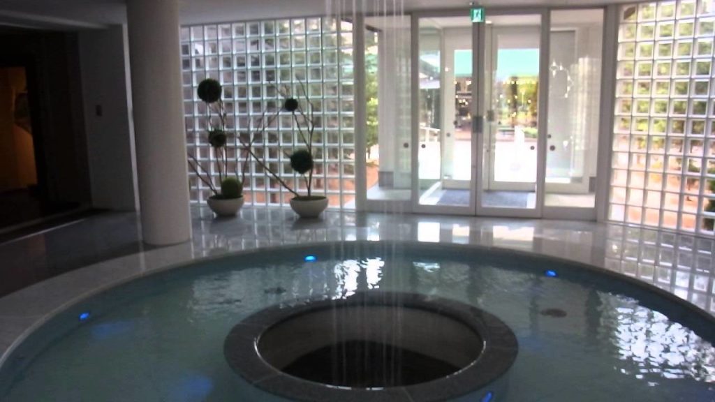 [Travel Hokkaido Akan] Water column (Turuga Resort Spa) あかん湖鶴雅リゾートスパ 水柱にライトがあたると水が上るように見える