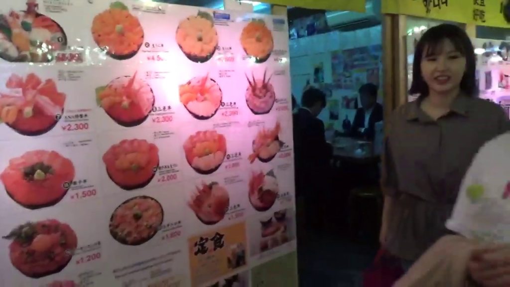 ＪＲ小樽駅横の三角市場でいつも順番待ちでご盛況の鮮魚店で本場の刺身定食を吟味！（その１）