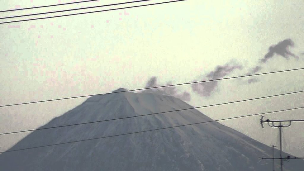 Mt. Fuji looks like it is erupting! Mt. Fuji looks like it is erupting!