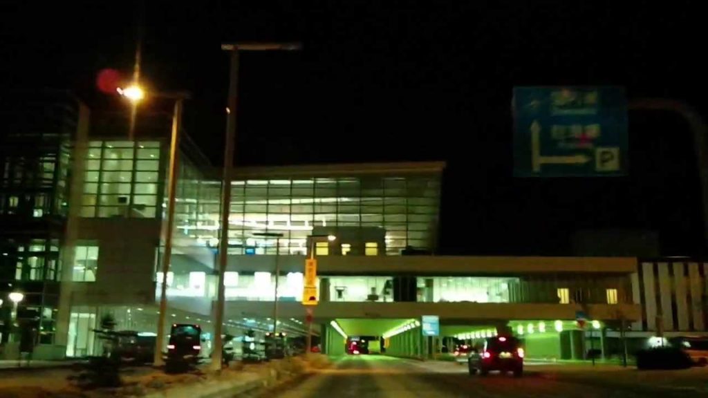 【Hokkaido Travel】 新千歳空港の国際線ターミナル。夜の建物の明かりが、とても綺麗。（air port Chitose)