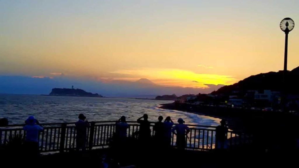 Mt. Fuji Sunset　江ノ島と富士山のむこうに沈む夕日