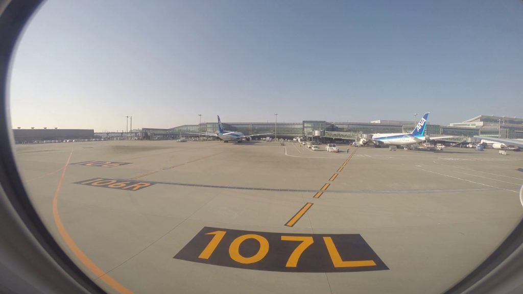 Singapore Airlines B77W SQ631 taking off from Tokyo - Haneda (Mount Fuji Fly-by)