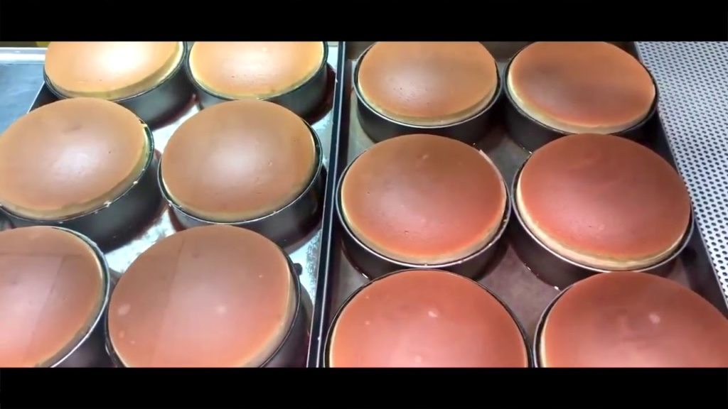 Popular cheesecakes for street food in Osaka, Japan。焼きたてチーズケーキ