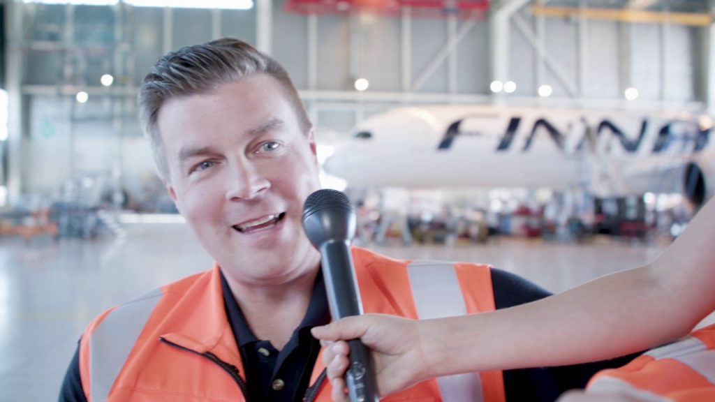 Lapset kysyvät ilmailun ammateista - Osa 5, Lentokonemekaanikko