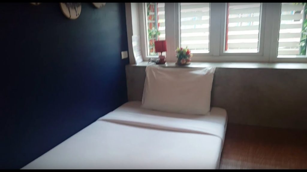 Smile Inn: Tour Inside this Budget Single bedroom in Bangkok, Thailand