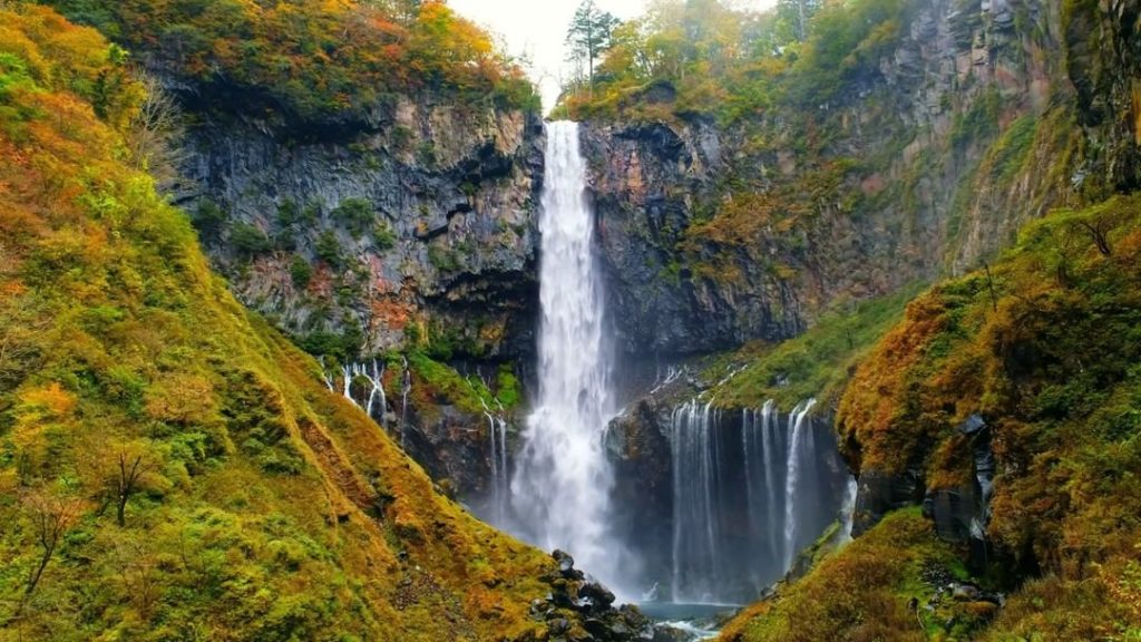 The autumn season makes the already scenic Japanese countryside even more stunni...