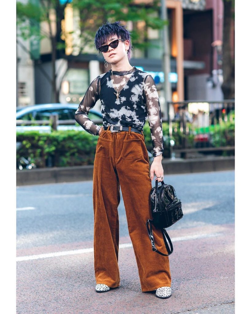 20-year-old Taso (@__kjboy__) on the street in Harajuku. In addition to his purp...