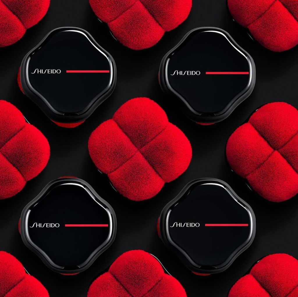 Shaped like SHISEIDO’s iconic brand logo that mirrors a camellia flower, the HAN...