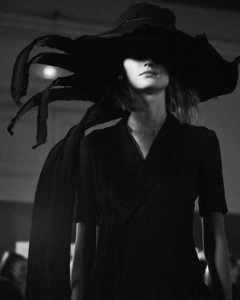 Yohji Yamamoto SS20 collection.
Photo by @elise_toide 
#YohjiYamamoto #SS20 #PFW...