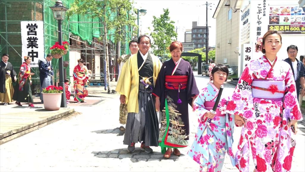 The family came from Singapore and enjoyed the kimono experience in Hakodate.