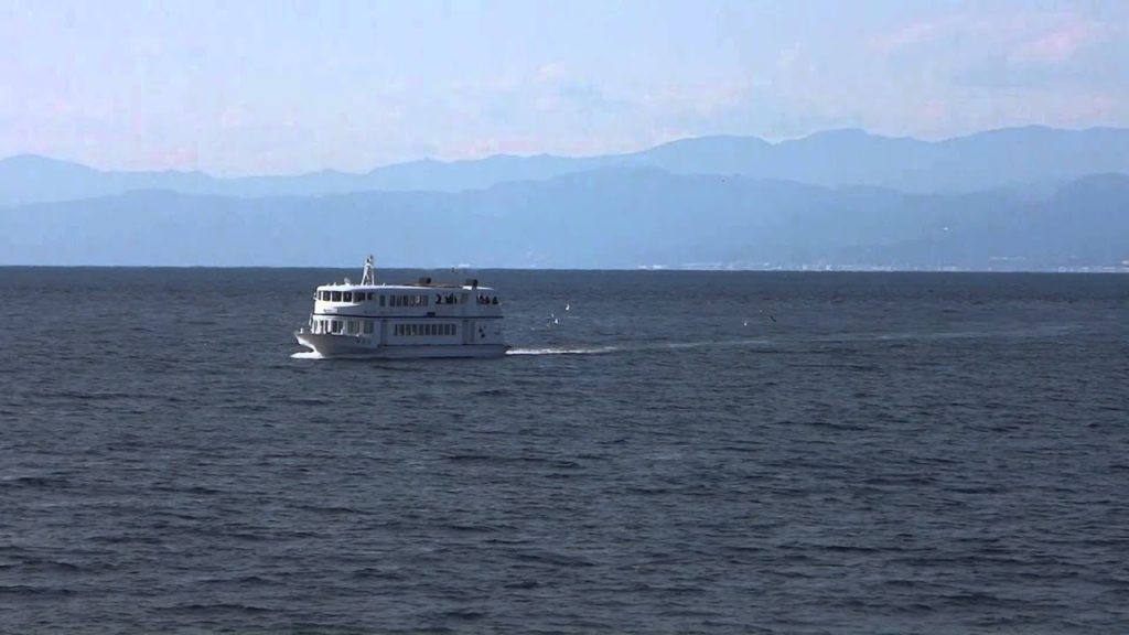 観光遊覧船に乗ってカモメにエサを与える楽しいアトラクション 観光遊覧船に乗ってカモメにエサを与える楽しいアトラクション