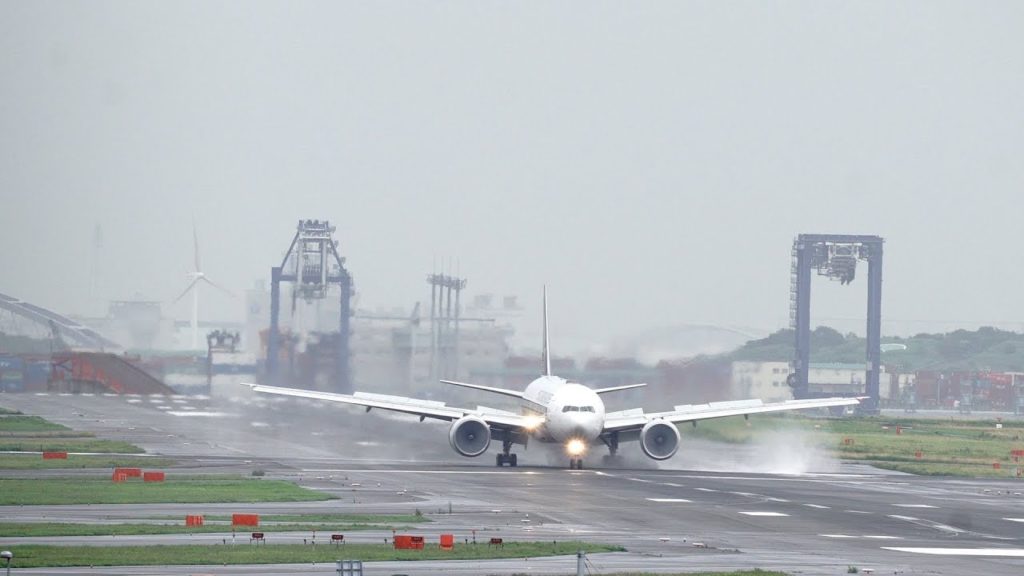 Tokyo Haneda Airport Aircraft Crosswind Landings with ATC some Windshear, Go Arounds