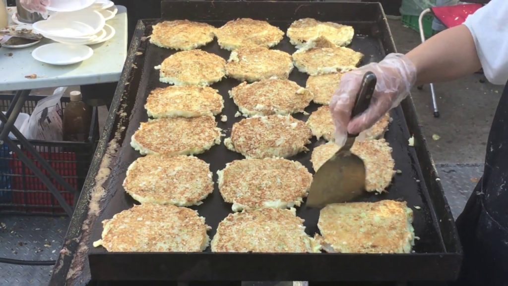 Japanese Street Food - Okonomiyaki - Monjayaki - Cabbage Pancakes - お好み焼き
