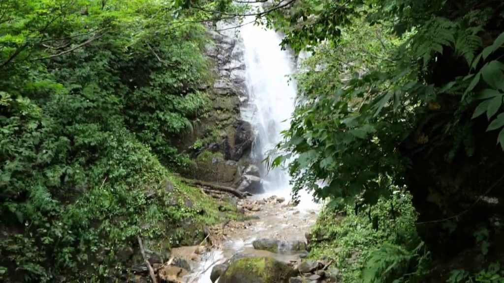 Fudootaki Falls, Yuzawa, Japan (binaural audio)