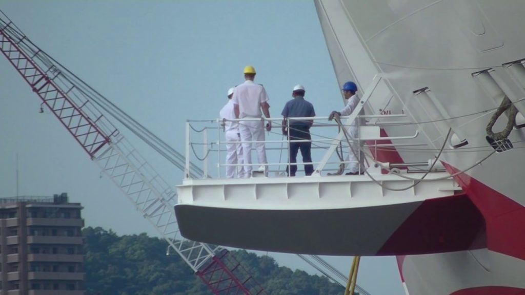 船で働く男たち　Norwegian Joy arrives at the Nagasaki Port soon 8 Nov.2017