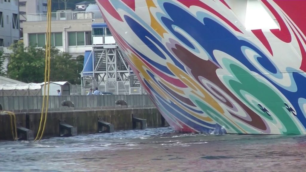港で働く男たち　Norwegian Joy arrives at the Nagasaki Port soon 20170908 073342
