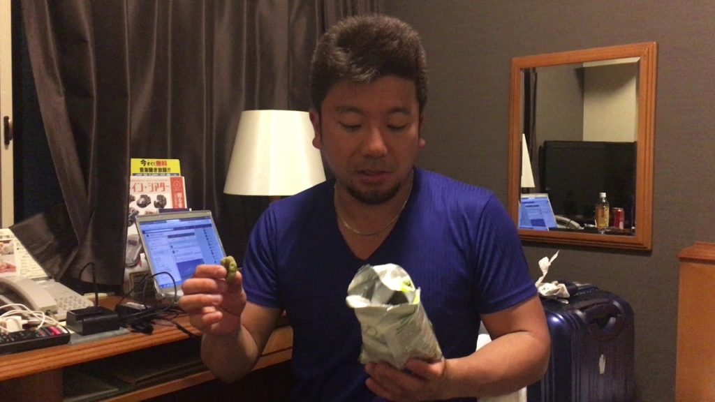 アキーラさん堪能！タイのセブンイレブン発売の生抹茶コーンスナック＆キリンの本麒麟ビール！Macha taste sweet snack of Seven-Eleven Thailand