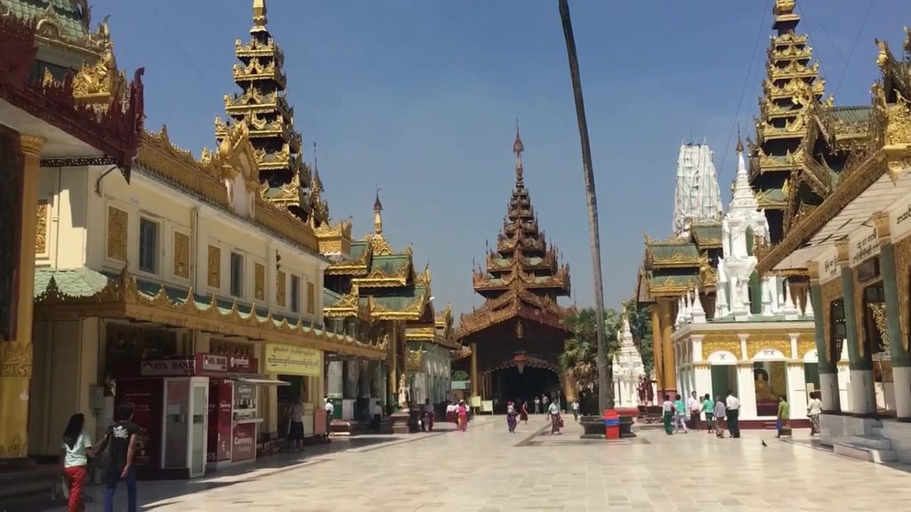 Birmanie Rangoun Pagode Shwedagon Vue subjective / Myanmar Yangon Shwedagon Point of view
