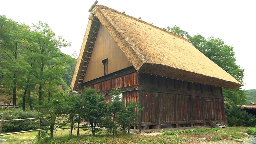 L'architecture traditionnelle de style Gassho Zukuri du village d'Ogimachi au Japon
