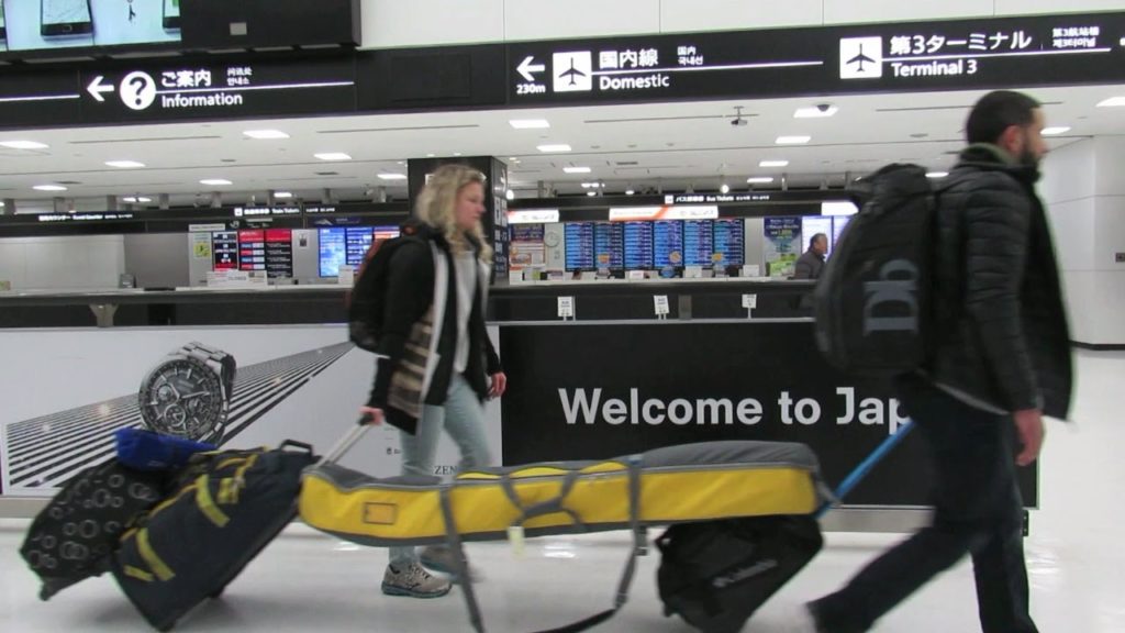 Tokyo to Niseko in search of SNOW!  | Vlog #5 (Japan 2017)