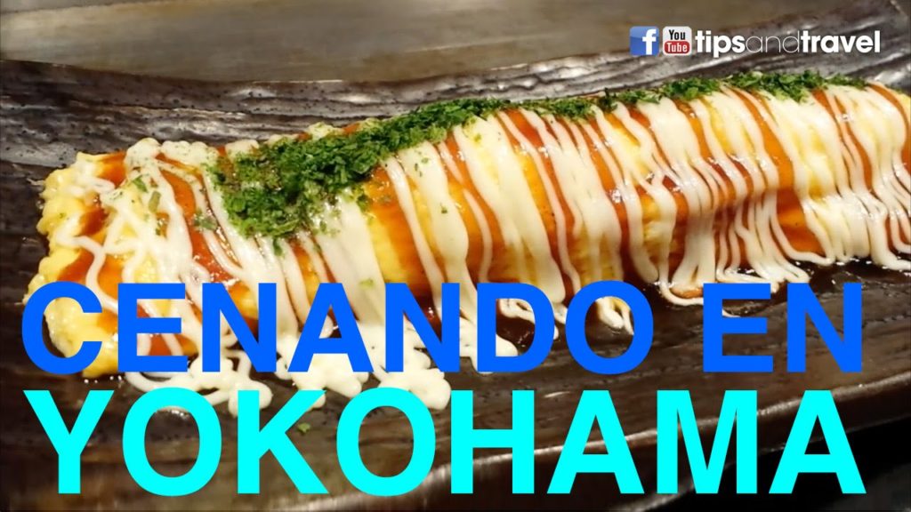 Cenando en un restaurante en Yokohama, Japón