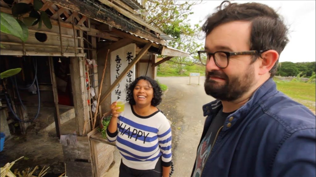 UN VIEUX JAPONAIS NOUS OFFRE DU JUS DE CANNE A SUCRE (Okinawa - Japon)