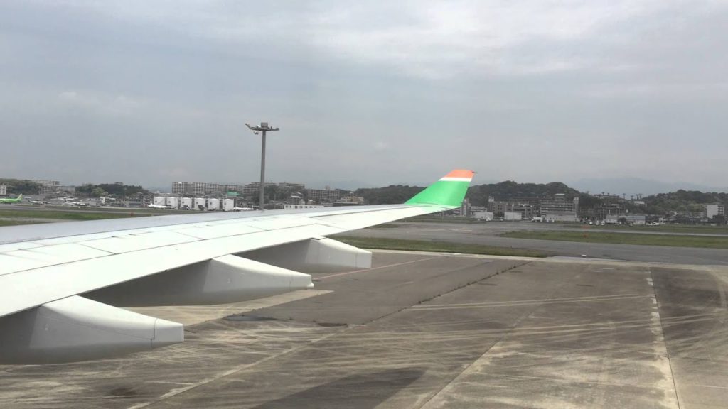 EVA Air BR 0105 from Fukuoka to Taipei taxiing  (01550)