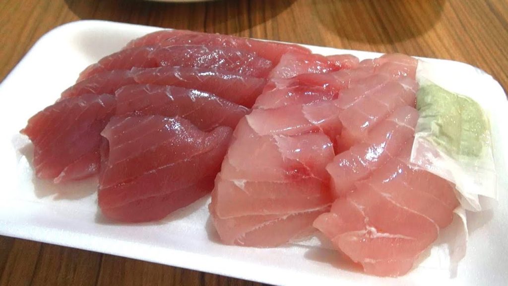 Second night in JAL City Naha's room JALシティ那覇の部屋で二晩目は牧志公設市場の刺身とマーミヤかまぼこがお供:Gourmet Reportグルメレポート