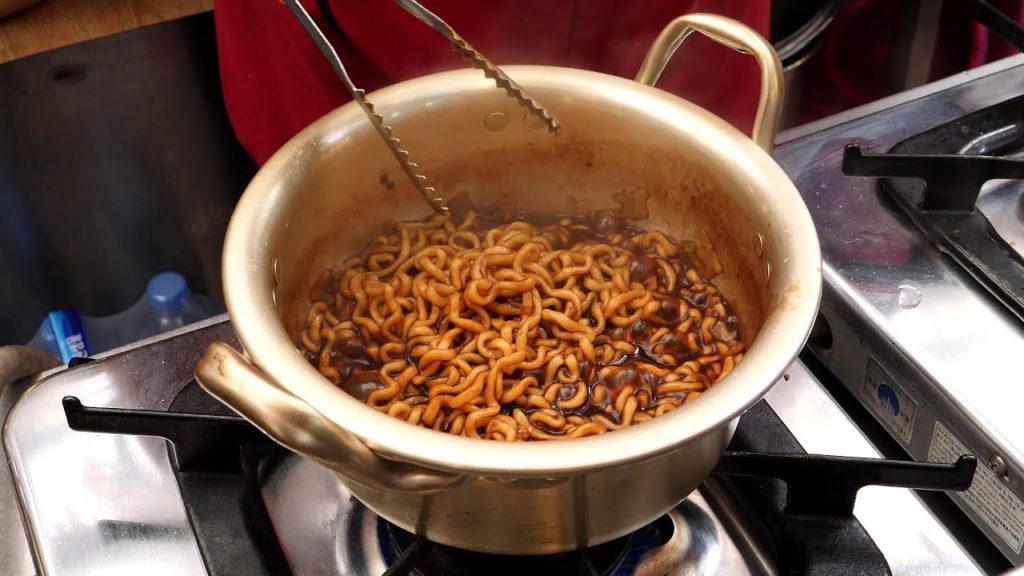 광장시장 신라면, 너구리, 짜파게티 (korea egg noodles - ramyeon, ラーメン, 泡麵 3,000KRW) korean street food