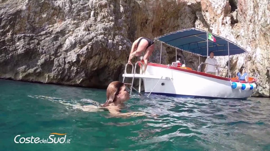 ESCURSIONE ALLE GROTTE DI LEUCA IN BARCA VISITA GUIDATA CON BAGNO - CostedelSud.it