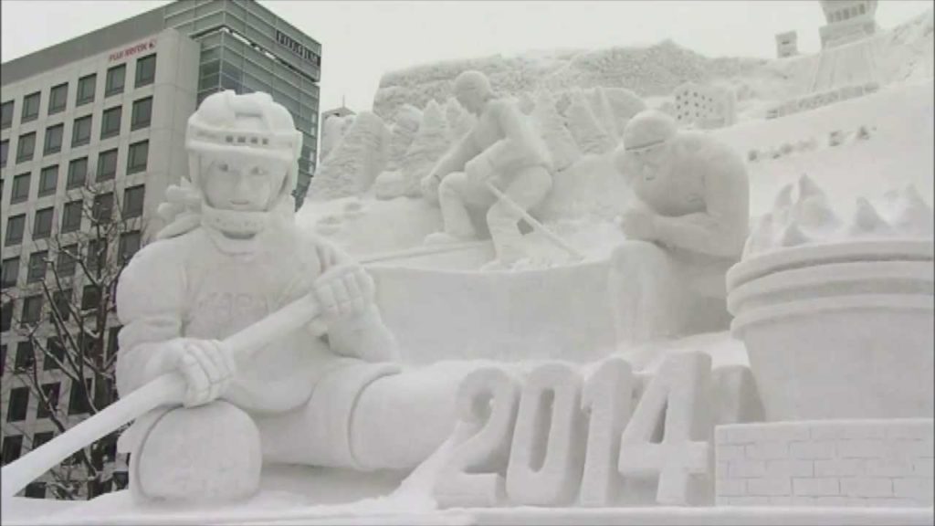 Des sculputures géantes de glace à Sapporo