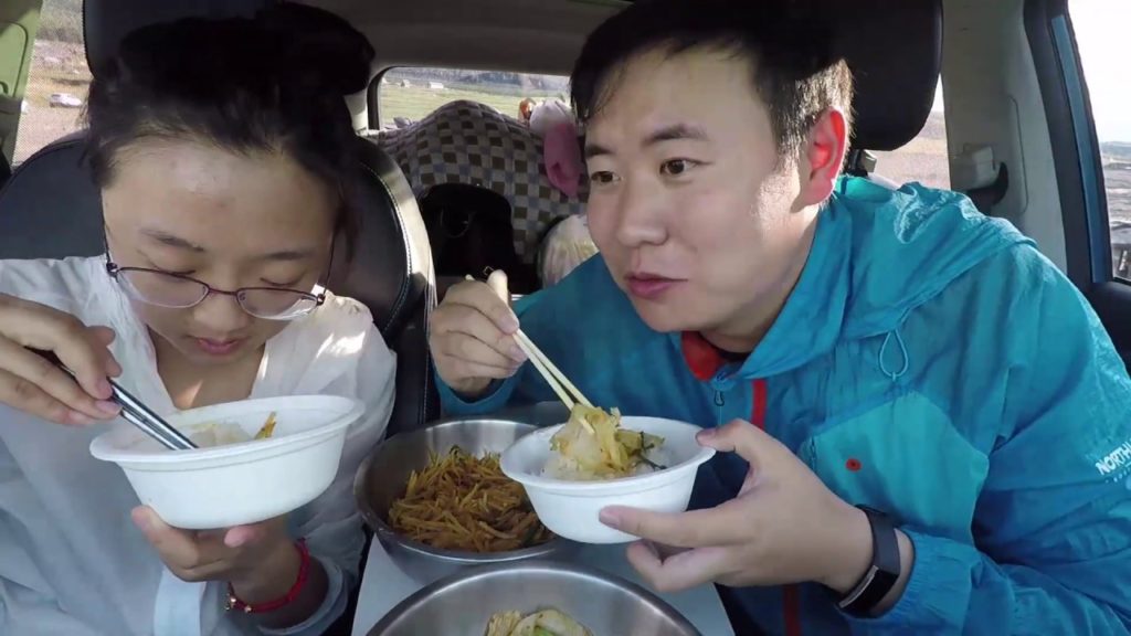 SUV自驾游旅行到极致，当房车在车里做饭，体会惬意旅行