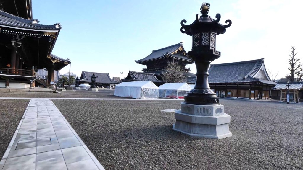 KYOTO HIGH SCHOOL BOYS AND GIRLS CLEAN HIGASHIHONGANJI TEMPLE 2019 - 4K 60FPS HDR