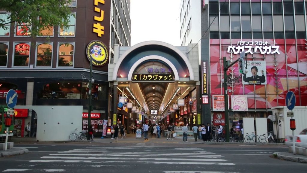 信号待ちで見る狸小路 @北海道札幌市 Sapporo Tanuki-Koji street, Hokkaido