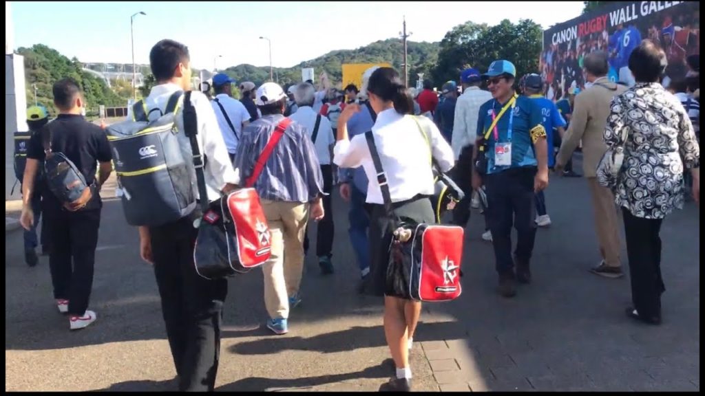 静岡高校生の赤いショルダーバッグは小笠山を登リエコパスタジアム向かう ラグビーワールドカップ２０１９ Scotland   VS  Russian Federation