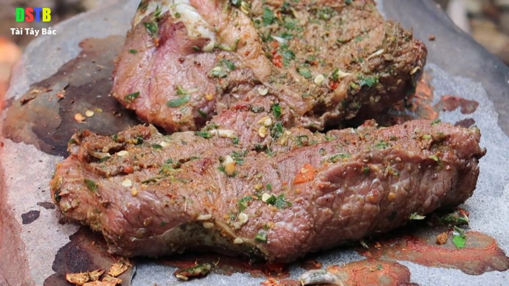 THỊT BÒ NƯỚNG ĐÁ SIÊU CAY THEO PHONG CÁCH NGƯỜI THÁI